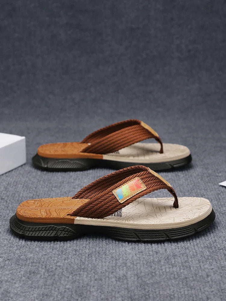 Men’s flip - flops, featuring a knitted upper with a colorful label, a two - colored sole, simple and stylish, in a casual style