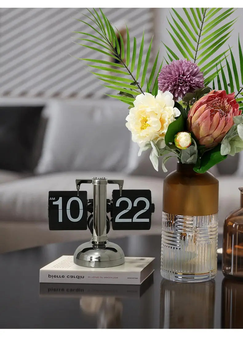 A Flipping Clock with Page Turning Automatically for Modern Home Decoration Full of Sense of Technology Retro Table Clock