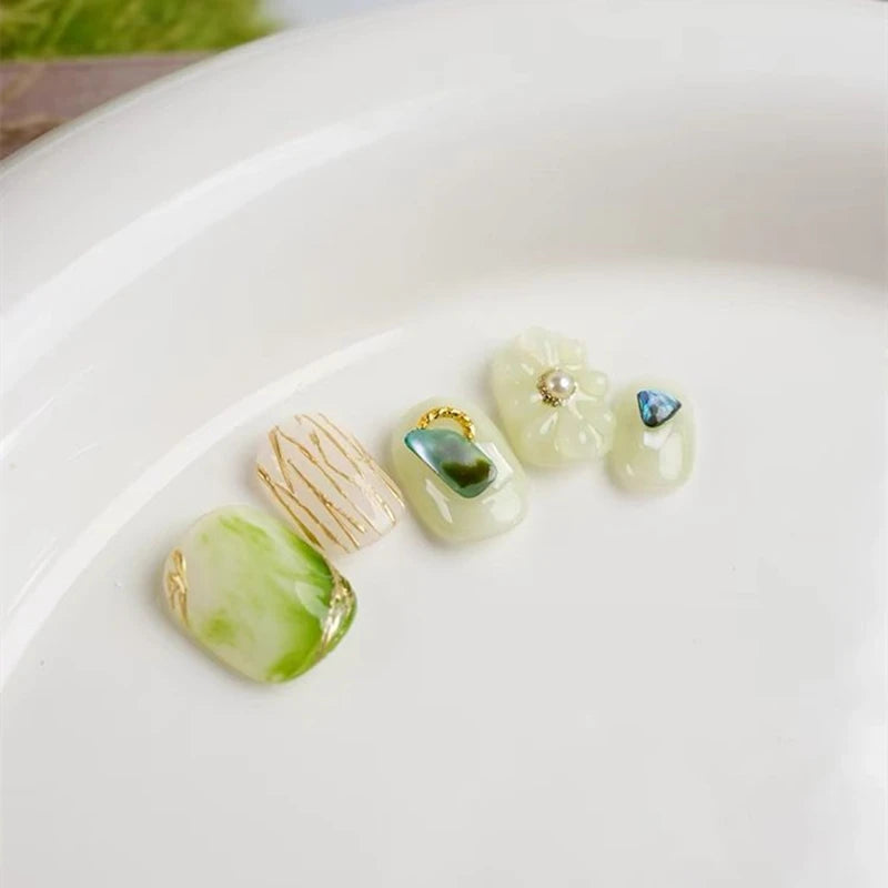 Handmade Fake Nails Press On Relief Daisy Design Short Round Head Press on Nails Reusable Artificial Manicure Gilded Finger Tips