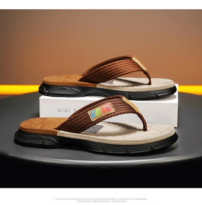 Men’s flip - flops, featuring a knitted upper with a colorful label, a two - colored sole, simple and stylish, in a casual style