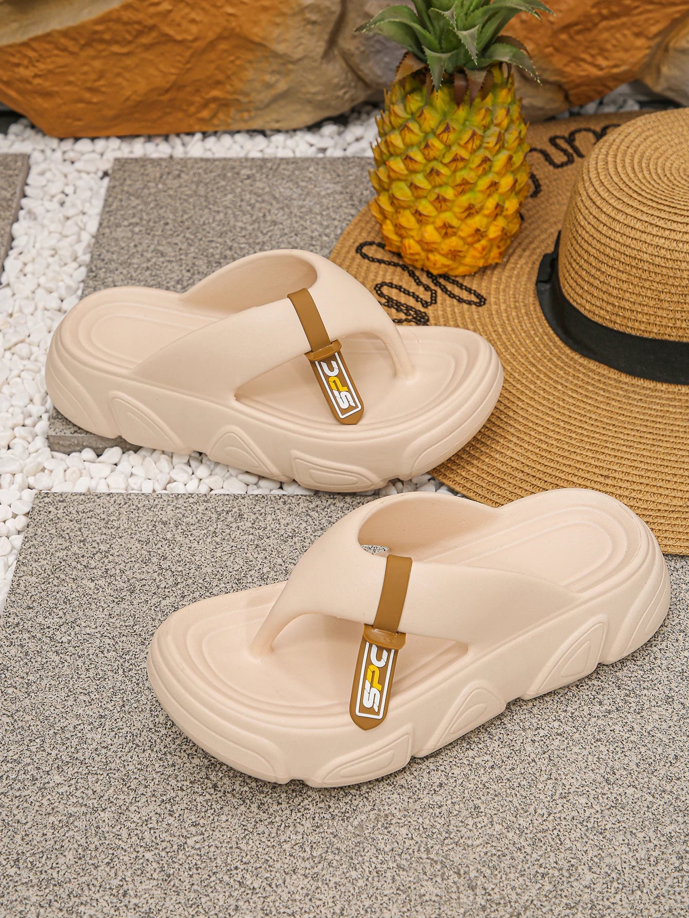 New women's flip-flops with soft and comfortable soles, suitable for wearing outside the beach, fashionable and versatile slippe