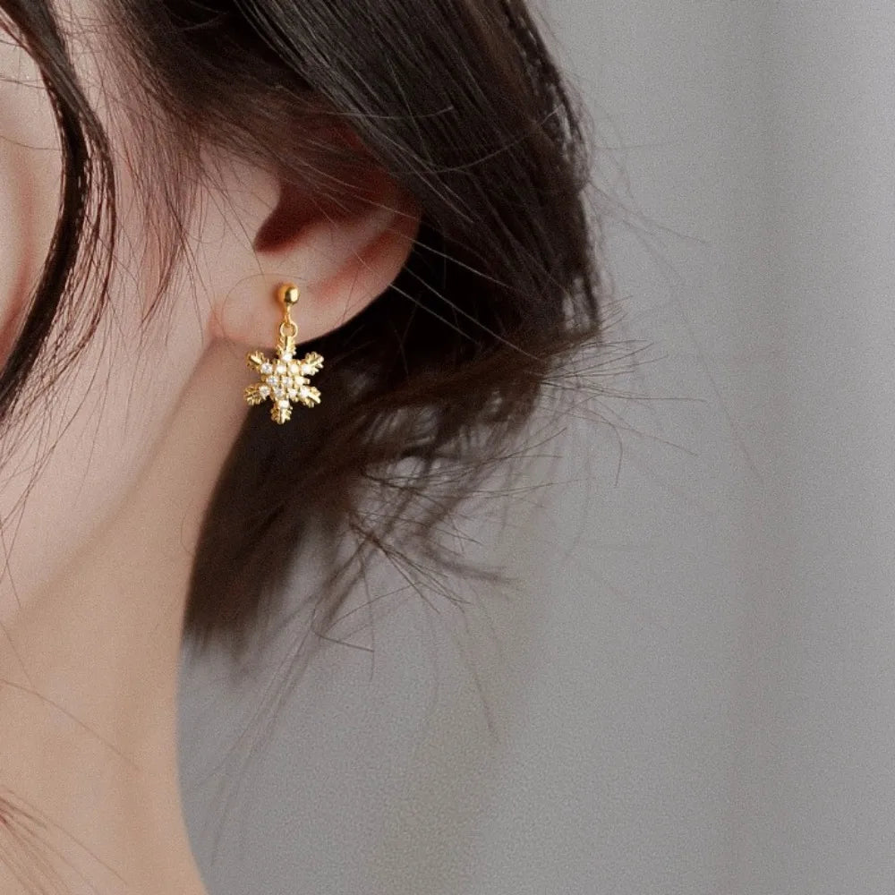 2025 Korean Stud Earrings Autumn Winter Sweet Snowflake Ear Ring Simple Creative Earrings Small Christmas Ear Jewelry