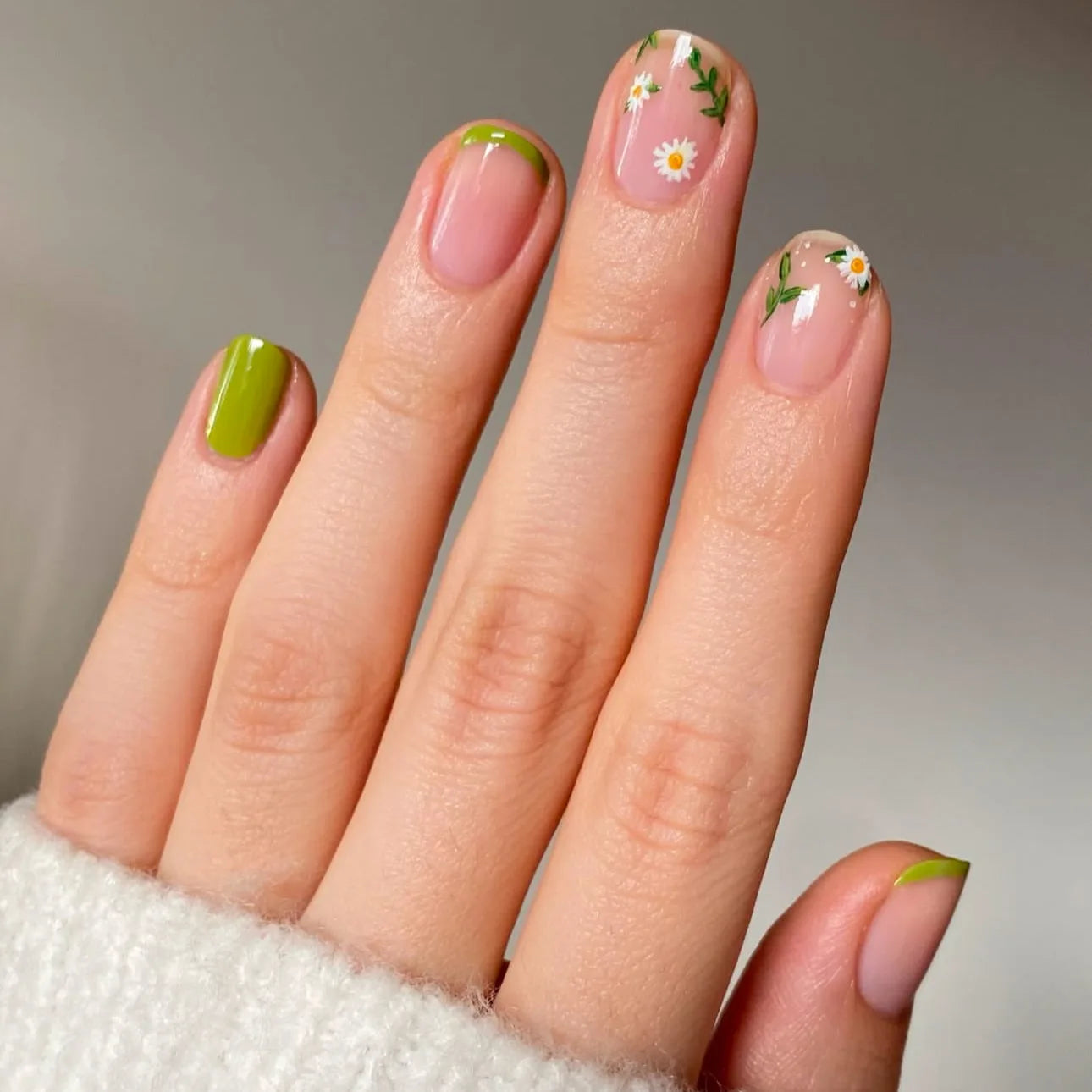 Pink French Style False Nails White Flower Printed Short Square Head Press on Nails Simple Wearable Artificial Nails Art 24Pcs