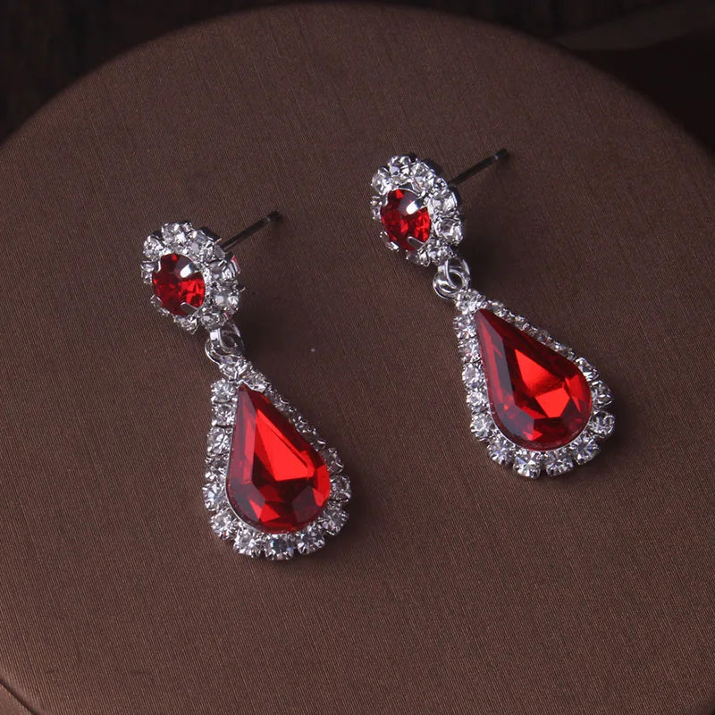 Fashionable bridal accessory set consisting of a necklace and a pair of earrings. New wedding dress, dress accessories, wedding