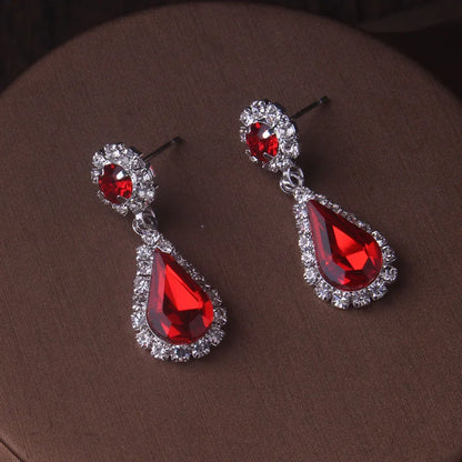 Fashionable bridal accessory set consisting of a necklace and a pair of earrings. New wedding dress, dress accessories, wedding