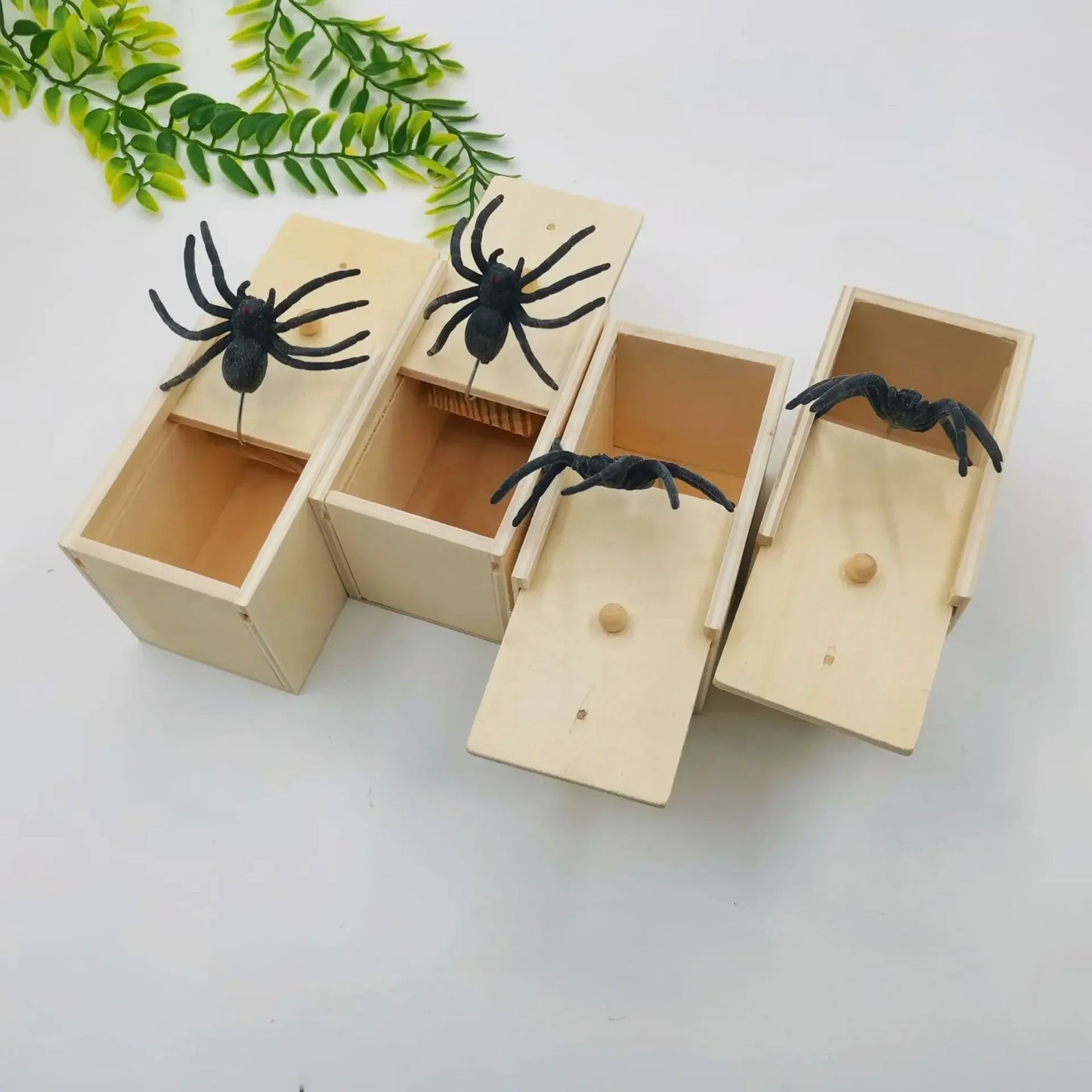 Funny Spider Jump Scare Box - Wooden Prank Toy for Office & Friends - Hilarious Trick Gadget for Jokes & Gags