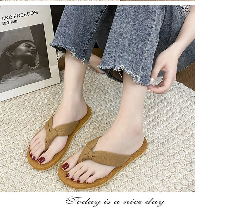 2025 new women's flip-flops, summer fashion, versatile, flip-flops, anti-slip flat beach slippers for women