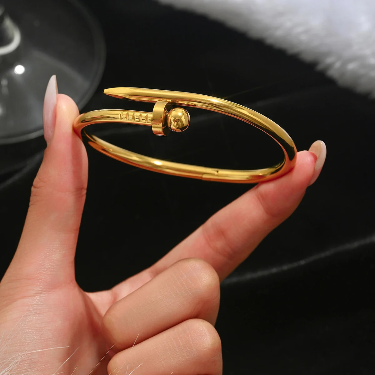 UILZ Europe And The United States Hot Stainless Steel Four-leaf Clover Lucky Bracelet Fashion Women's Nail Bracelet Gold Bangles
