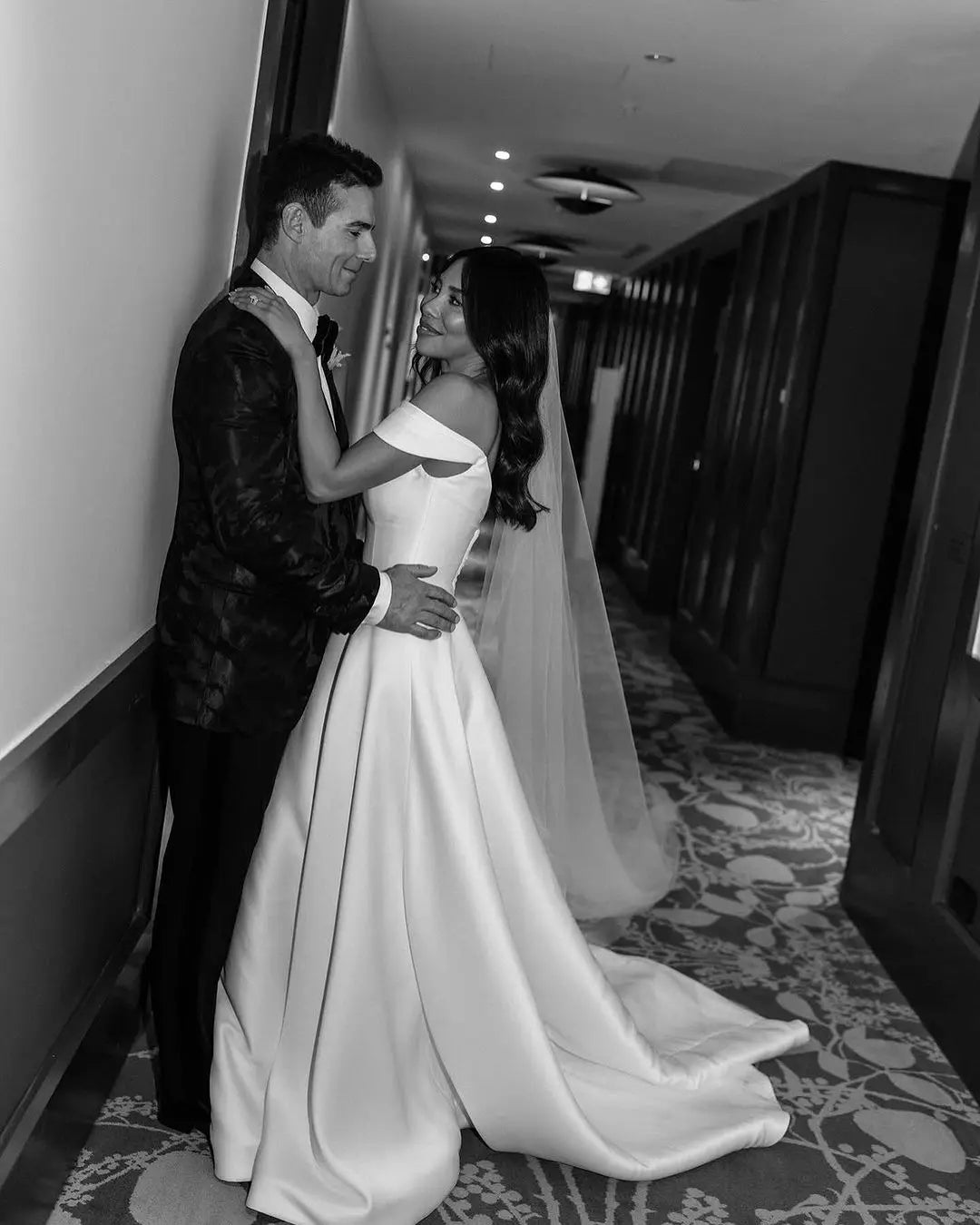 Elegant Wedding Dresses For Women Modern Bridal Dress Off The Shoulder A Line Brides Gown Formal Wedding Party Dress Customized