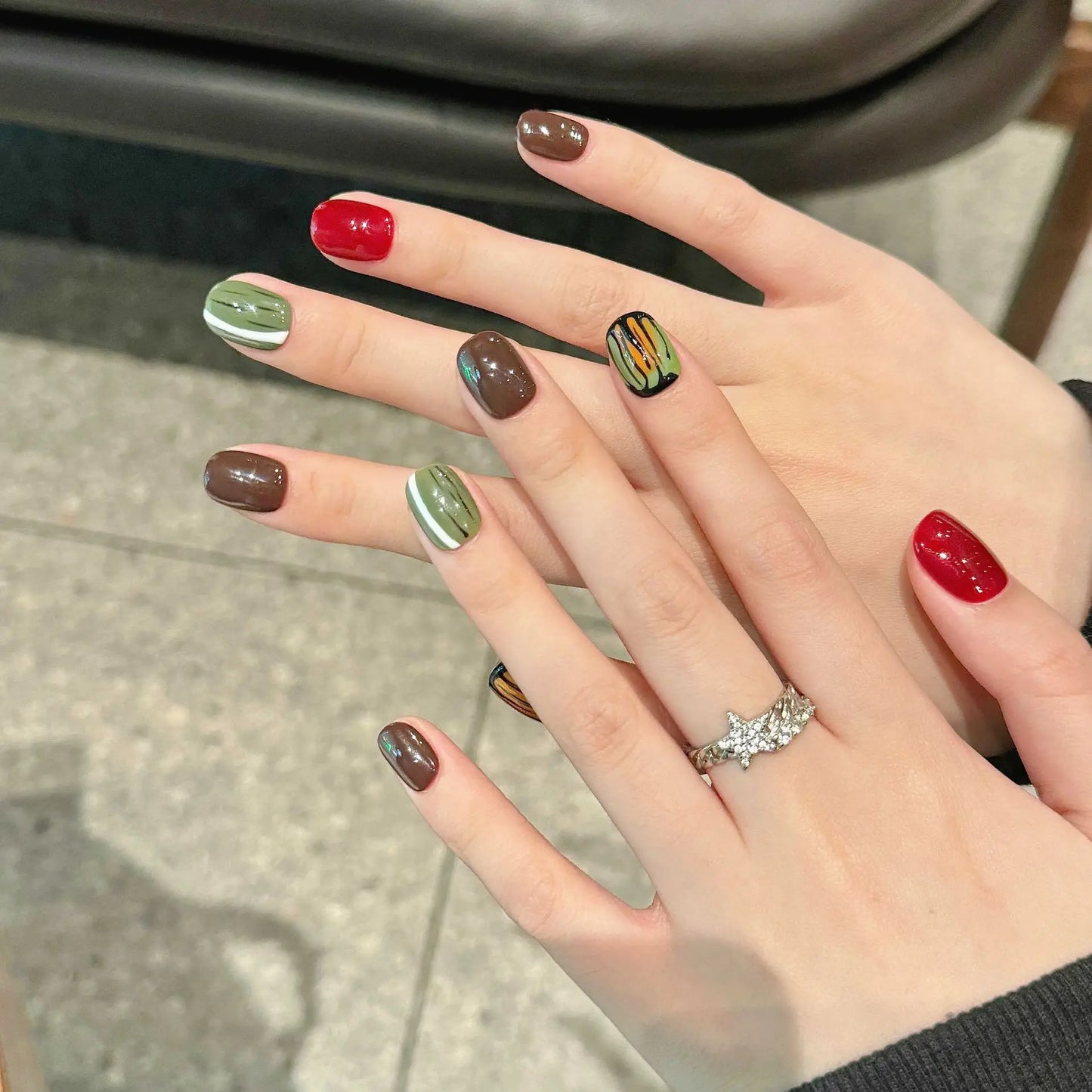 Handmade Press on Nails Cute Short Round False Nails Women Full Cover Wearable Ins Simple Hand-painted Pattern Fake Nail Tips