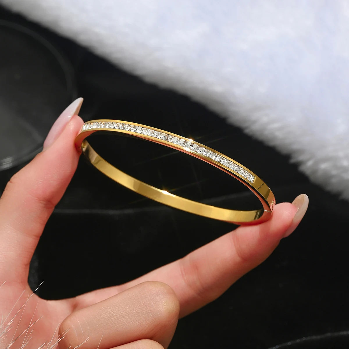 UILZ Europe And The United States Hot Stainless Steel Four-leaf Clover Lucky Bracelet Fashion Women's Nail Bracelet Gold Bangles