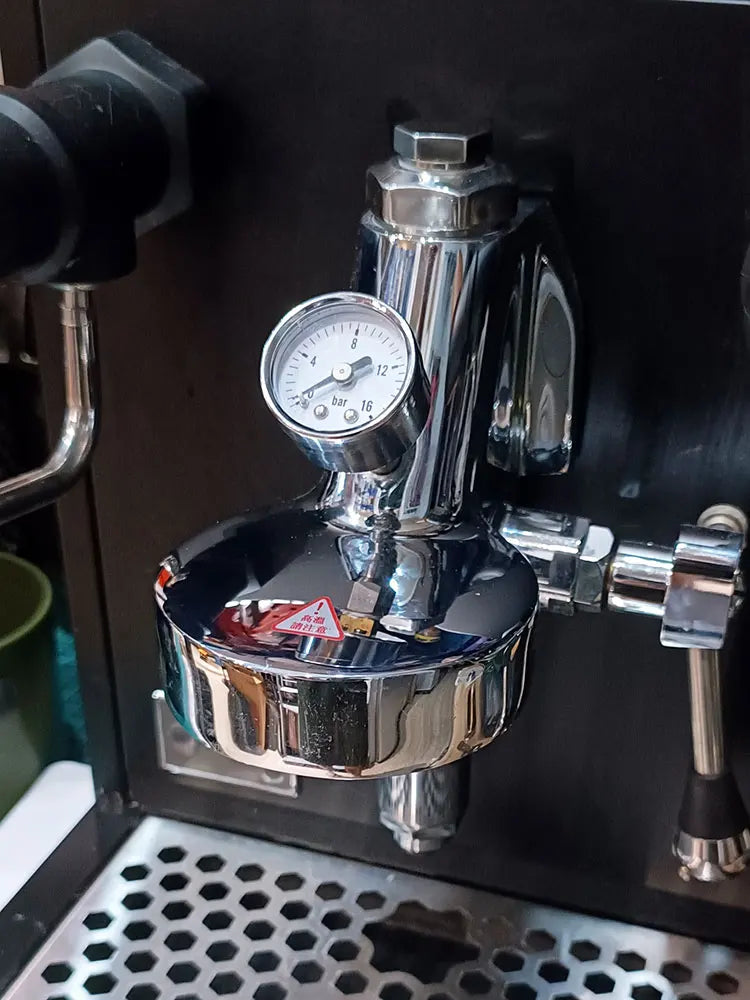 E61 semi-automatic coffee machine brewing head pressure gauge shows brewing head pressure
