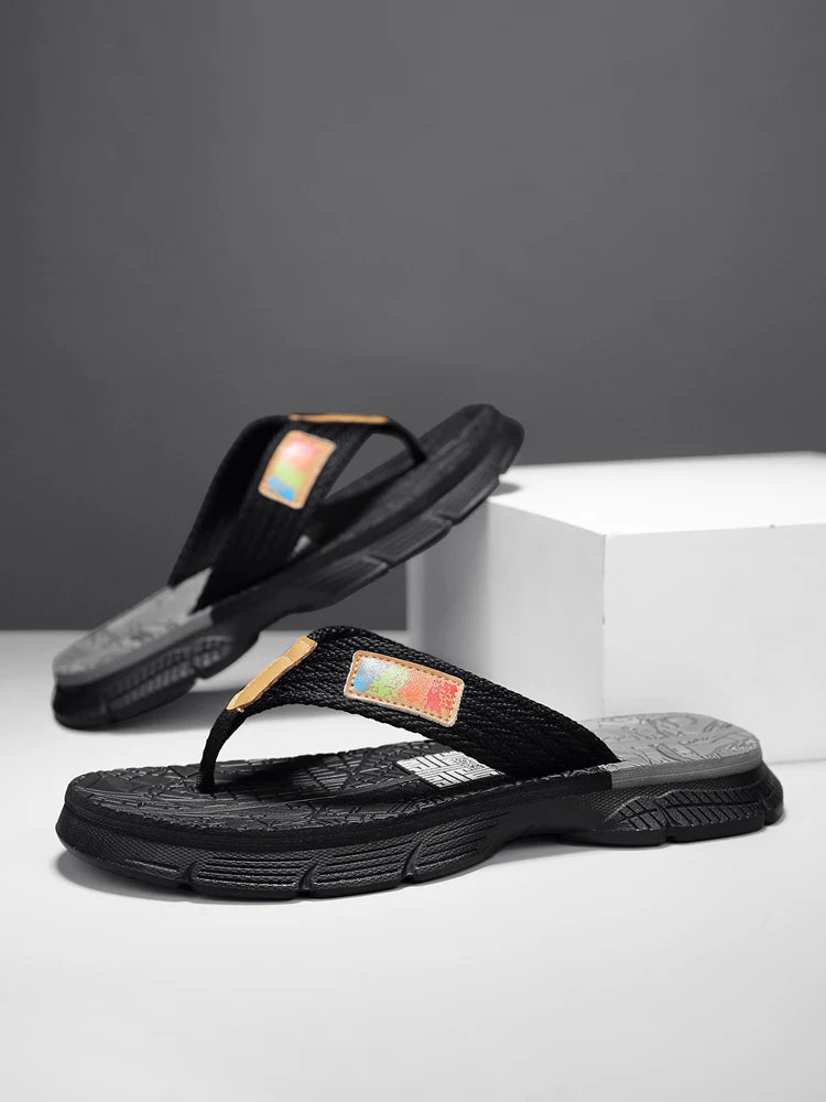 Men’s flip - flops, featuring a knitted upper with a colorful label, a two - colored sole, simple and stylish, in a casual style