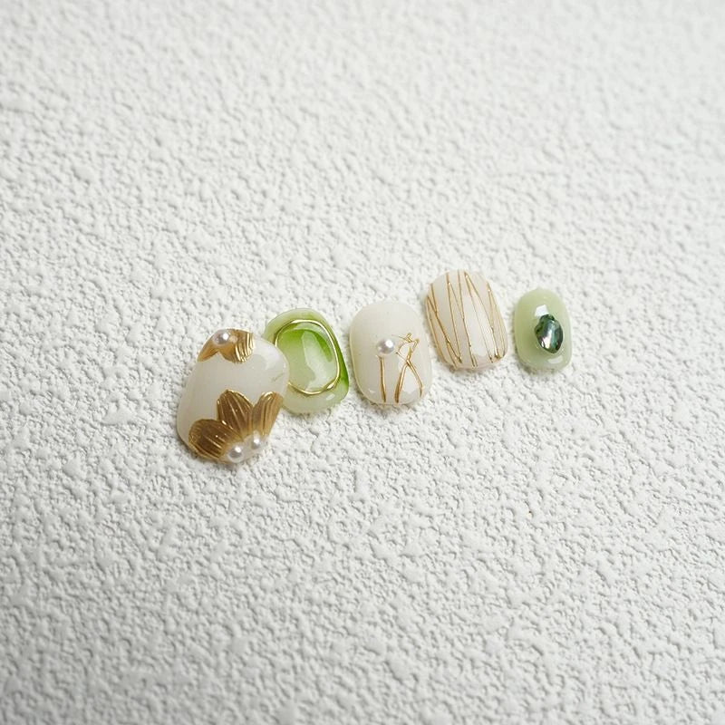 Handmade Fake Nails Press On Relief Daisy Design Short Round Head Press on Nails Reusable Artificial Manicure Gilded Finger Tips