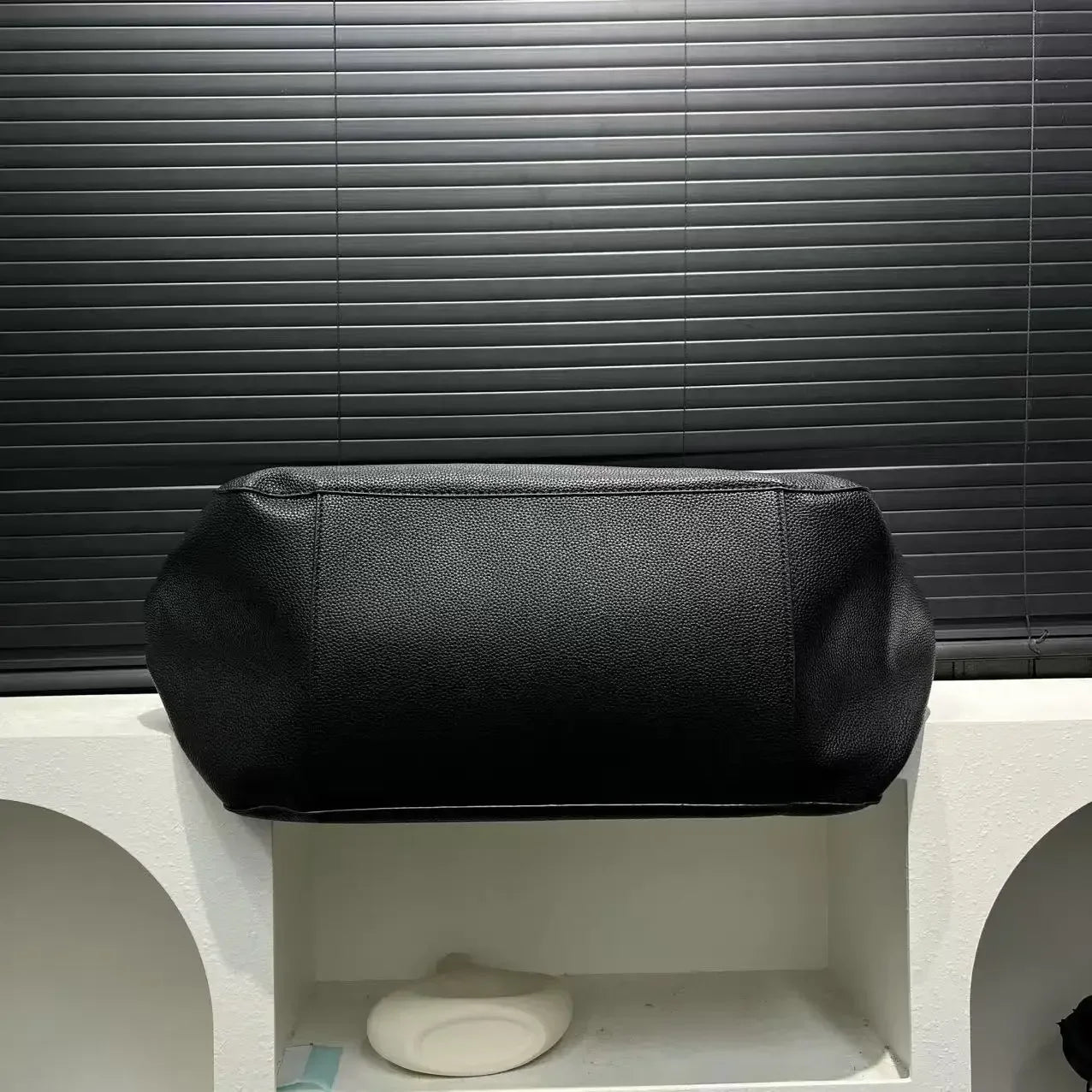 Ladies' fashionable vegan leather oversized handbag with large capacity, simple and versatile shopping bag