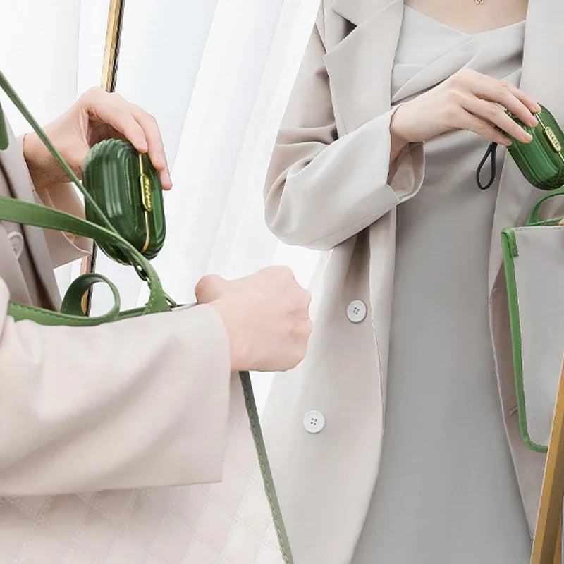 Mini Portable Lint Applicator Roller Can Be Torn To Replace Paper on The Body Stained Clothes Hair Removal Device