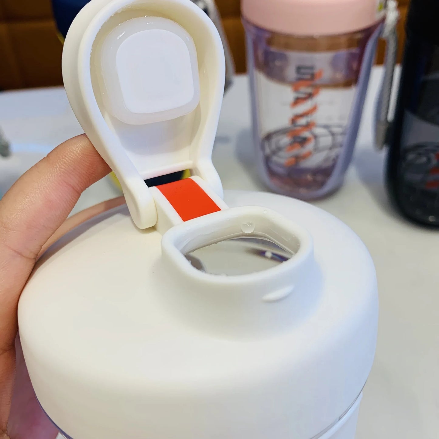 New Style 590ML Blender Shaker Bottle with Whisk Spring BPA Free Plastic Protein Shakes Leakproof for Powder Workout Gym Sport