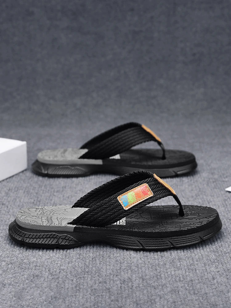 Men’s flip - flops, featuring a knitted upper with a colorful label, a two - colored sole, simple and stylish, in a casual style