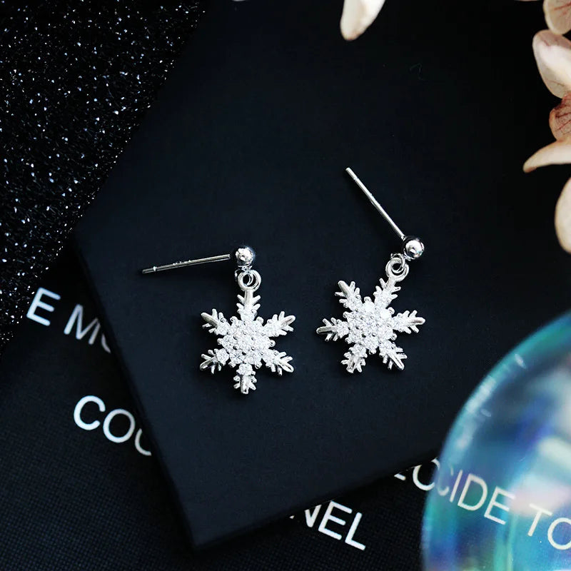 2025 Korean Stud Earrings Autumn Winter Sweet Snowflake Ear Ring Simple Creative Earrings Small Christmas Ear Jewelry