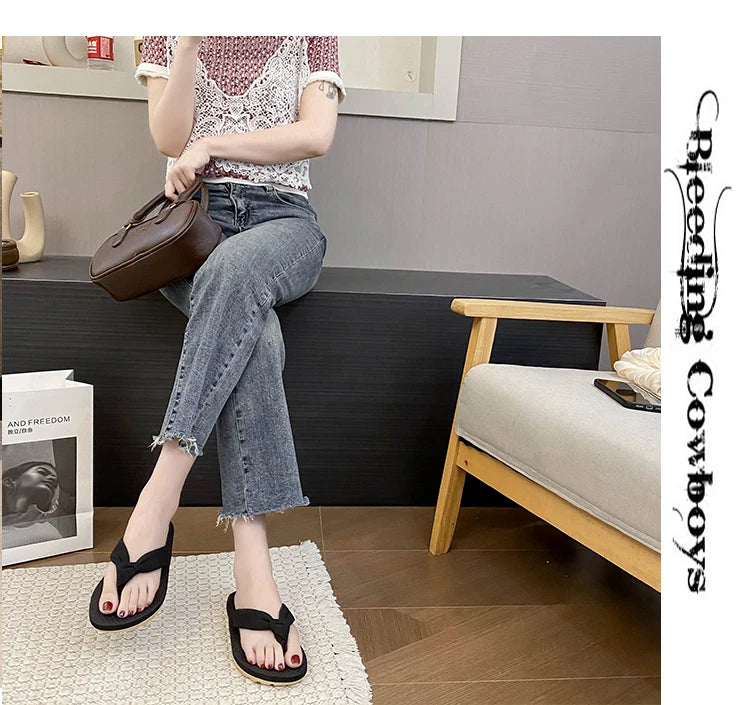 2025 new women's flip-flops, summer fashion, versatile, flip-flops, anti-slip flat beach slippers for women