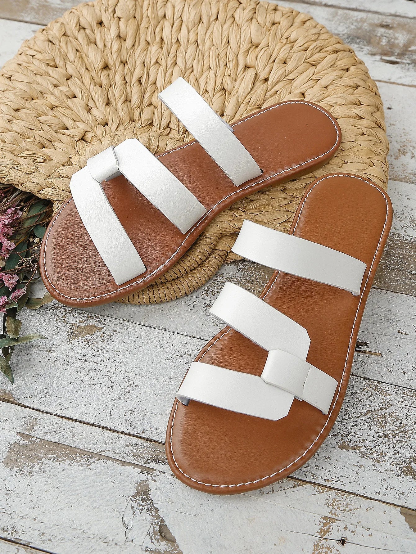 Spring 2025 new fashionable flat-bottomed outdoor versatile, lightweight and wear-resistant one-line beach flip-flops for women