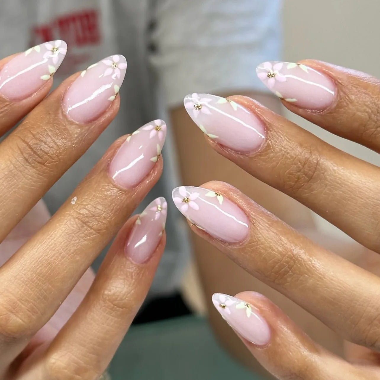 24pcs White Flower Fake Nail Tips Ins Yellow Pink Blush False Nails Wearable Full Cover European Almond Shaped Press on Nails