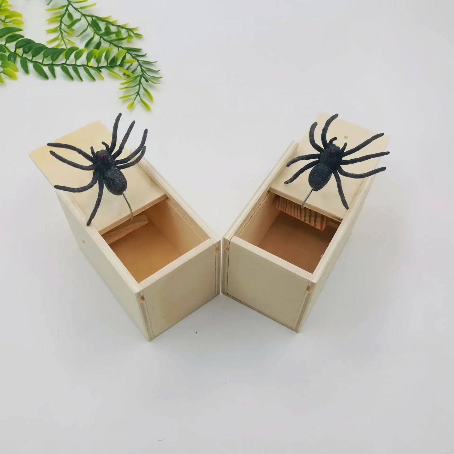 Funny Spider Jump Scare Box - Wooden Prank Toy for Office & Friends - Hilarious Trick Gadget for Jokes & Gags