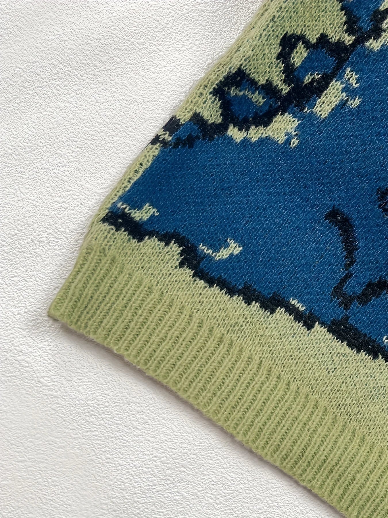 Women's Oversized Dinosaur Pattern Sweater - Cozy Long Sleeve Pullover for Casual Wear