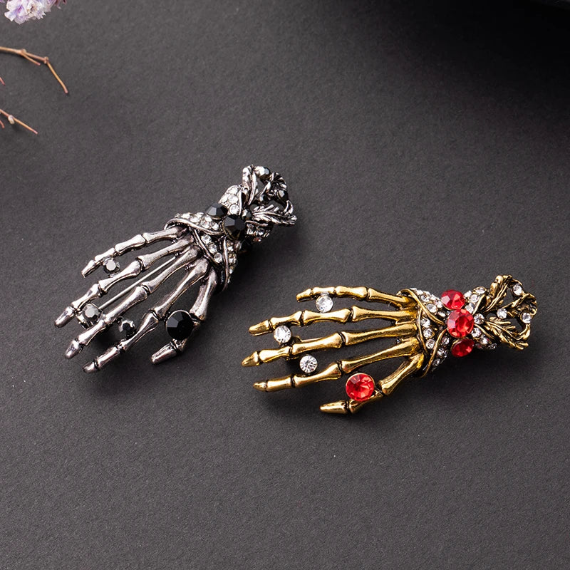 Skull Palm Inlaid Rhinestone Brooch for Men Gothic Fashion Retro Brooches Pin Halloween Day Jewelry Party Boyfriends Gift