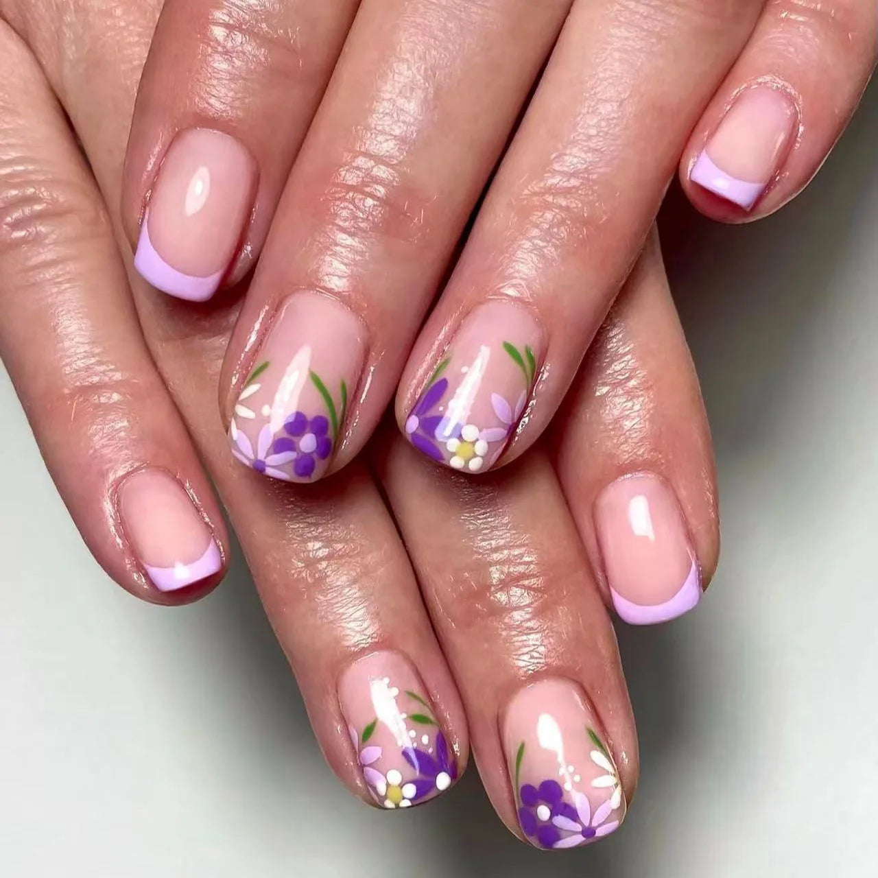 24Pcs Fairy White Flower Fake Nails Pink French Tip Press on Nails Short Square Wearable False Nail for Women Girls DIY Manicure