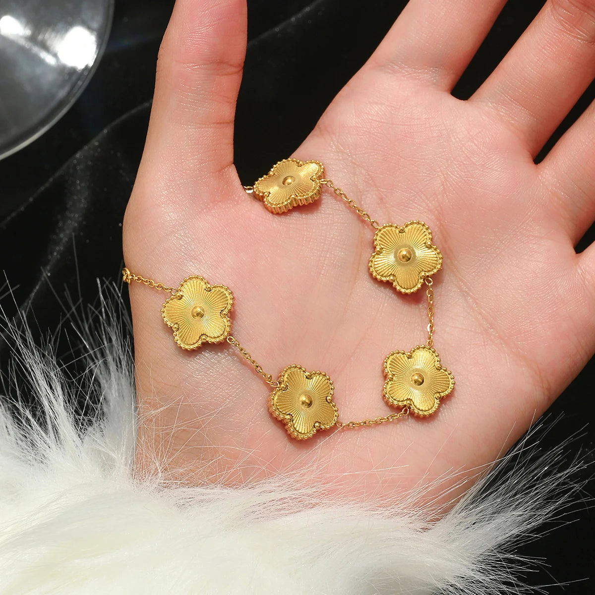 UILZ Europe And The United States Hot Stainless Steel Four-leaf Clover Lucky Bracelet Fashion Women's Nail Bracelet Gold Bangles