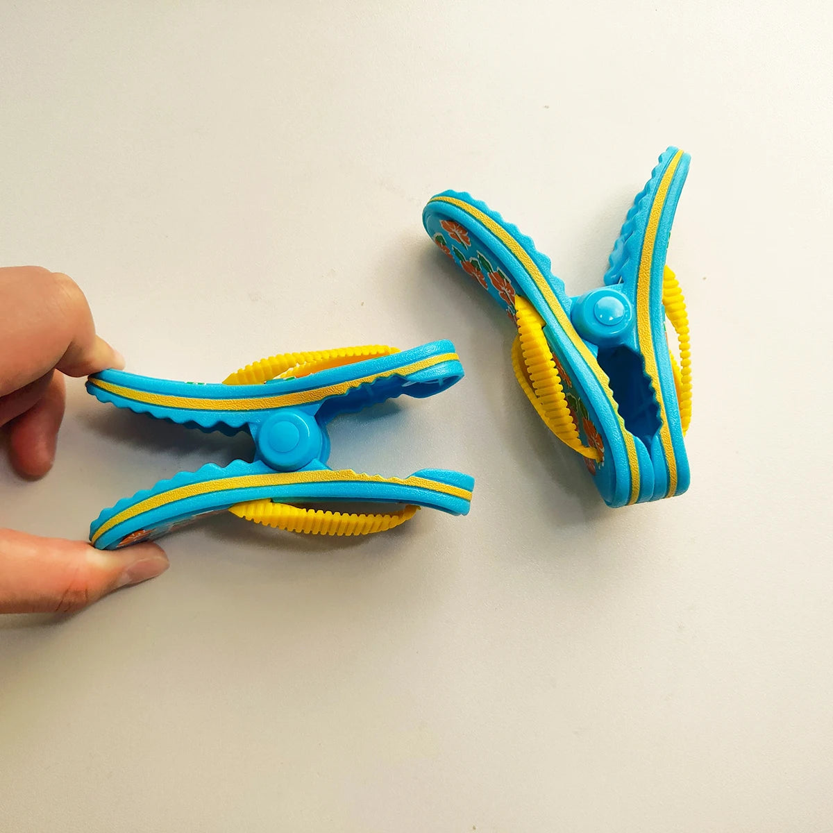 2pcs Beach Towel Clips Clothes Pegs Quilt Peg For Laundry Sunbed Lounger Home Bathroom Drying Racks Retaining Clips