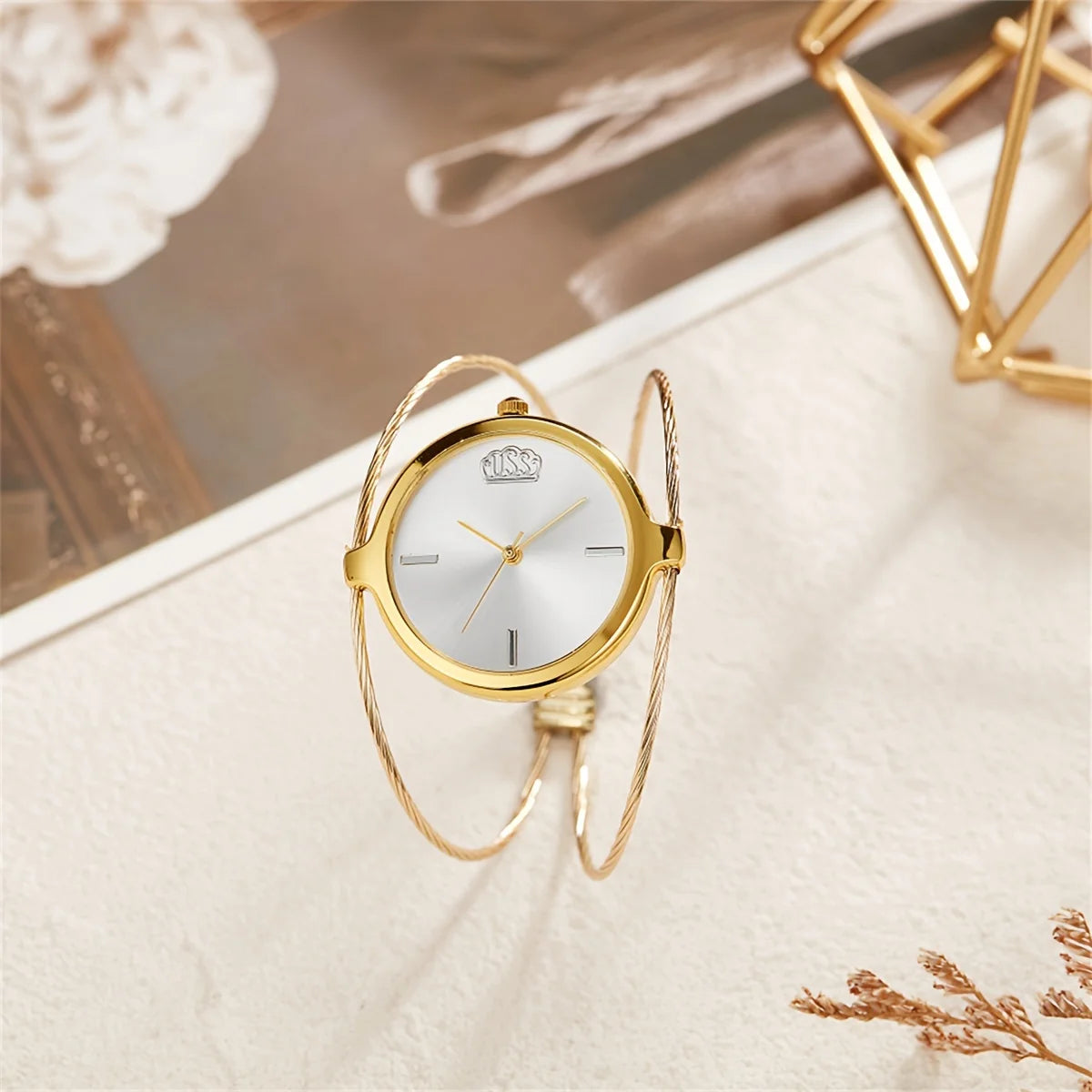 Fashion casual ladies quartz watch, round bracelet watch, elegant alloy ladies watch, quartz watch.