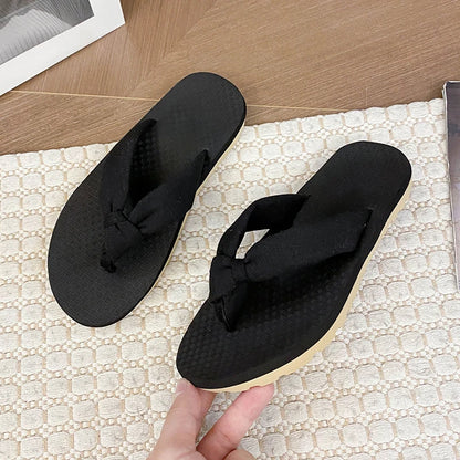 2025 new women's flip-flops, summer fashion, versatile, flip-flops, anti-slip flat beach slippers for women