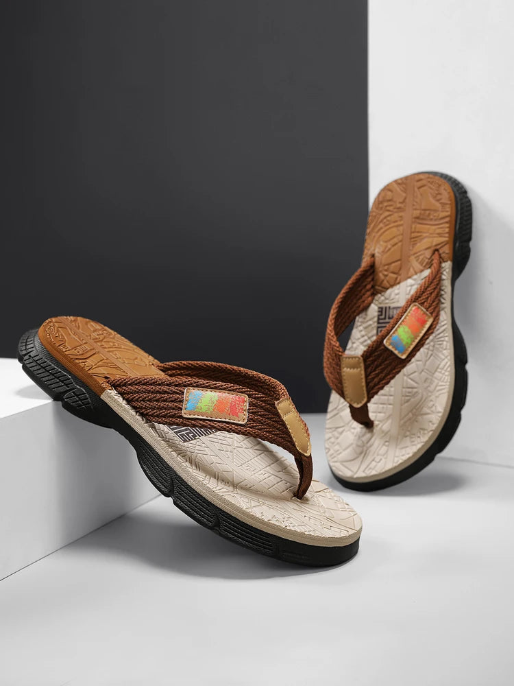 Men’s flip - flops, featuring a knitted upper with a colorful label, a two - colored sole, simple and stylish, in a casual style