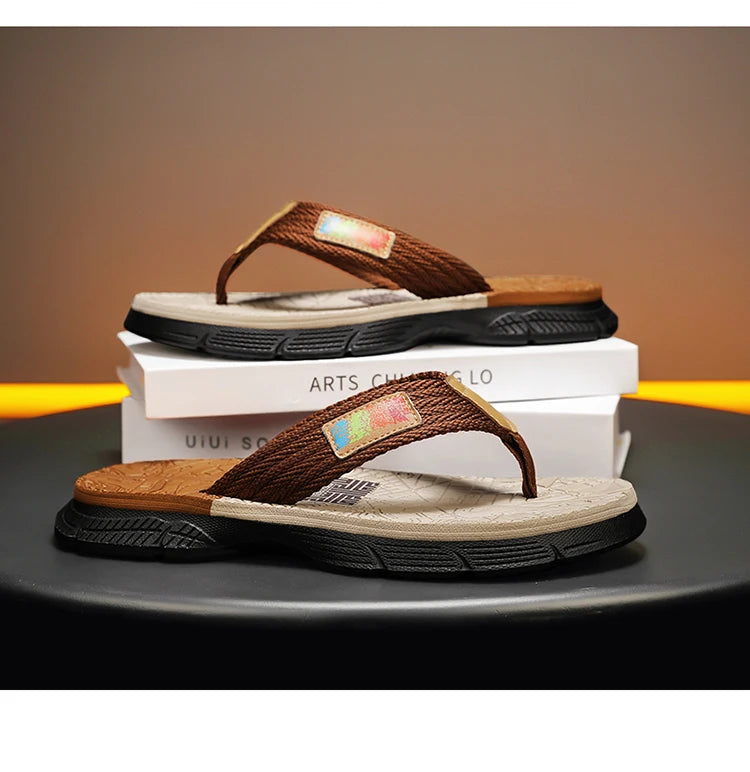 Men’s flip - flops, featuring a knitted upper with a colorful label, a two - colored sole, simple and stylish, in a casual style