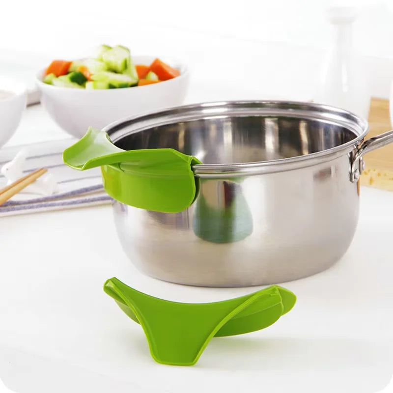 Creative Anti-spill Silicone Slip on Pour Soup Spout Funnel for Pots Pans And Bowls and Jars Kitchen Gadget Tool YY099