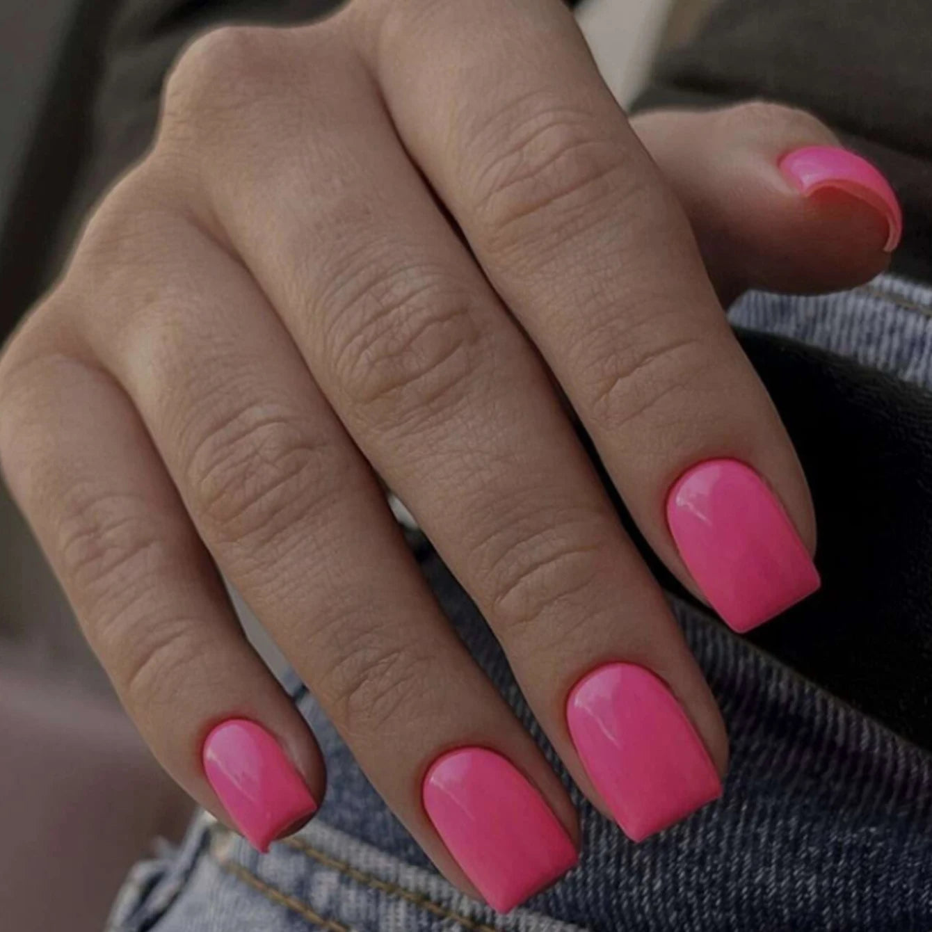 ARTAUG 24PCS Short Press On Nails Square Red High Saturation Glisten Press On Nails Full Cover Fake Nail Set Nails Charms