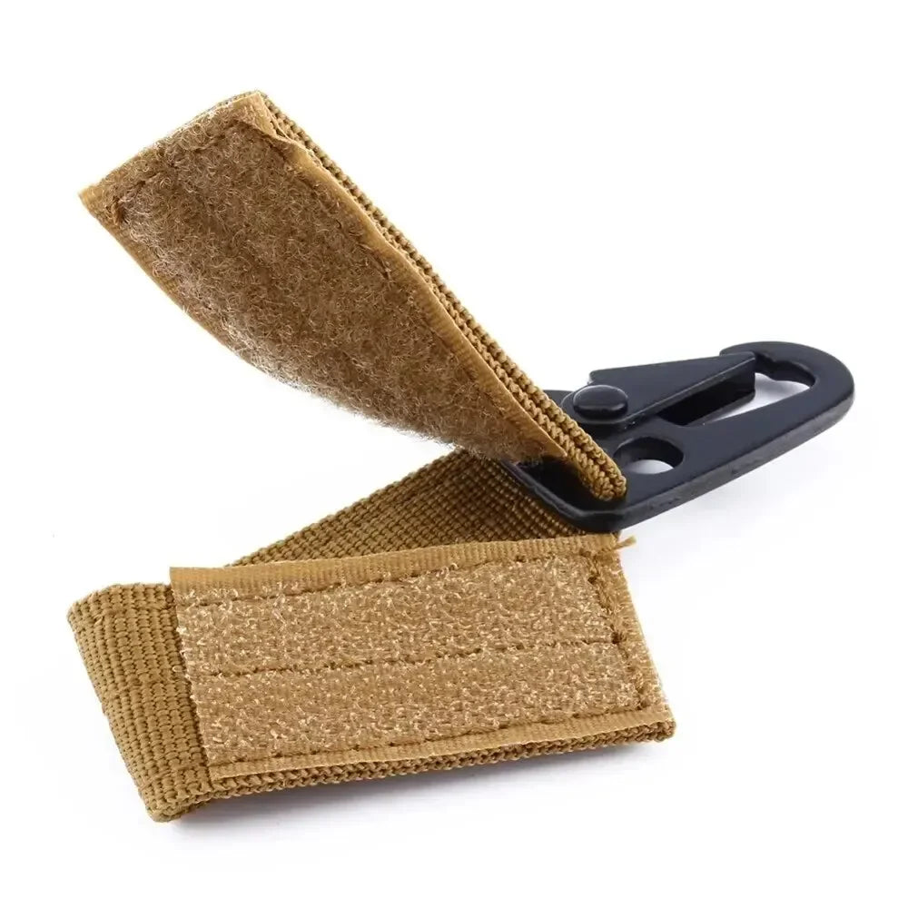 2pcs Tactical Hook Buckle, Mountaineering Hook Buckle Key Bag Accessories Hook Buckle Strap, Triangle Keychain for Outdoor Use