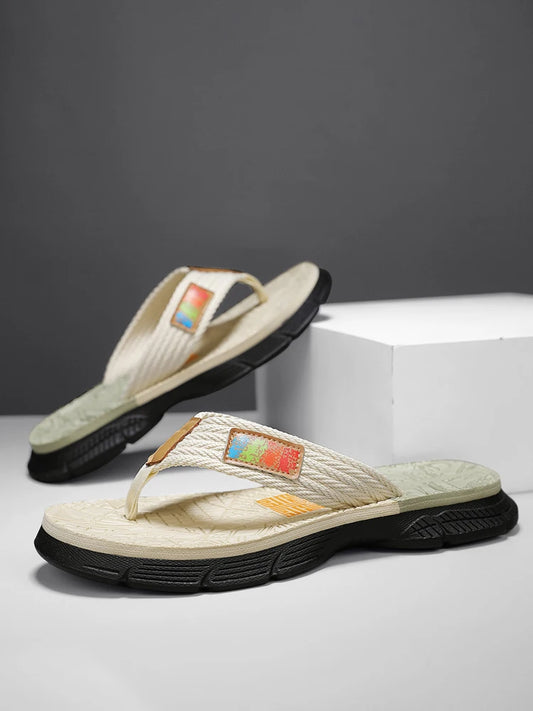 Men’s flip - flops, featuring a knitted upper with a colorful label, a two - colored sole, simple and stylish, in a casual style