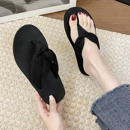 2025 new women's flip-flops, summer fashion, versatile, flip-flops, anti-slip flat beach slippers for women