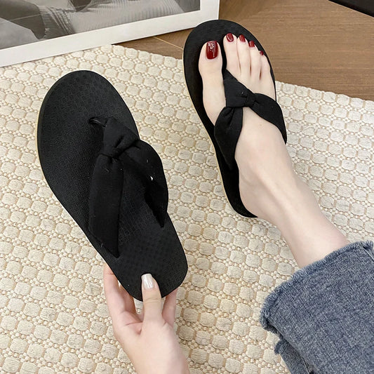 2025 new women's flip-flops, summer fashion, versatile, flip-flops, anti-slip flat beach slippers for women