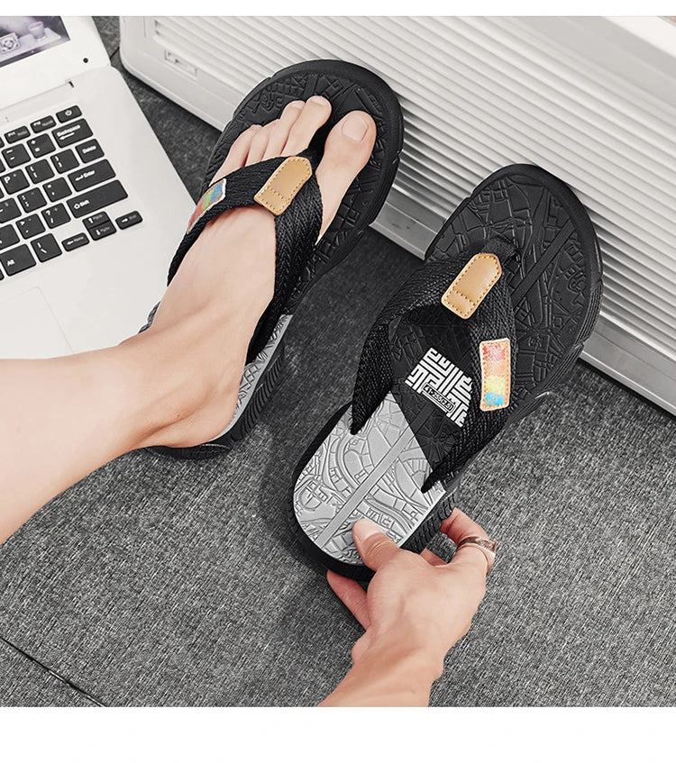 Men’s flip - flops, featuring a knitted upper with a colorful label, a two - colored sole, simple and stylish, in a casual style