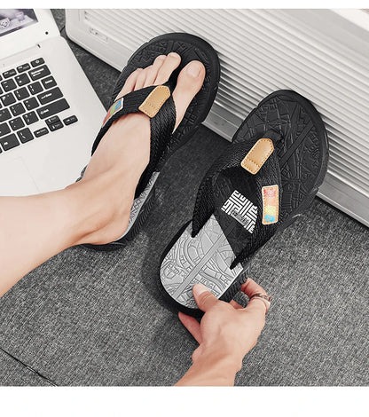 Men’s flip - flops, featuring a knitted upper with a colorful label, a two - colored sole, simple and stylish, in a casual style