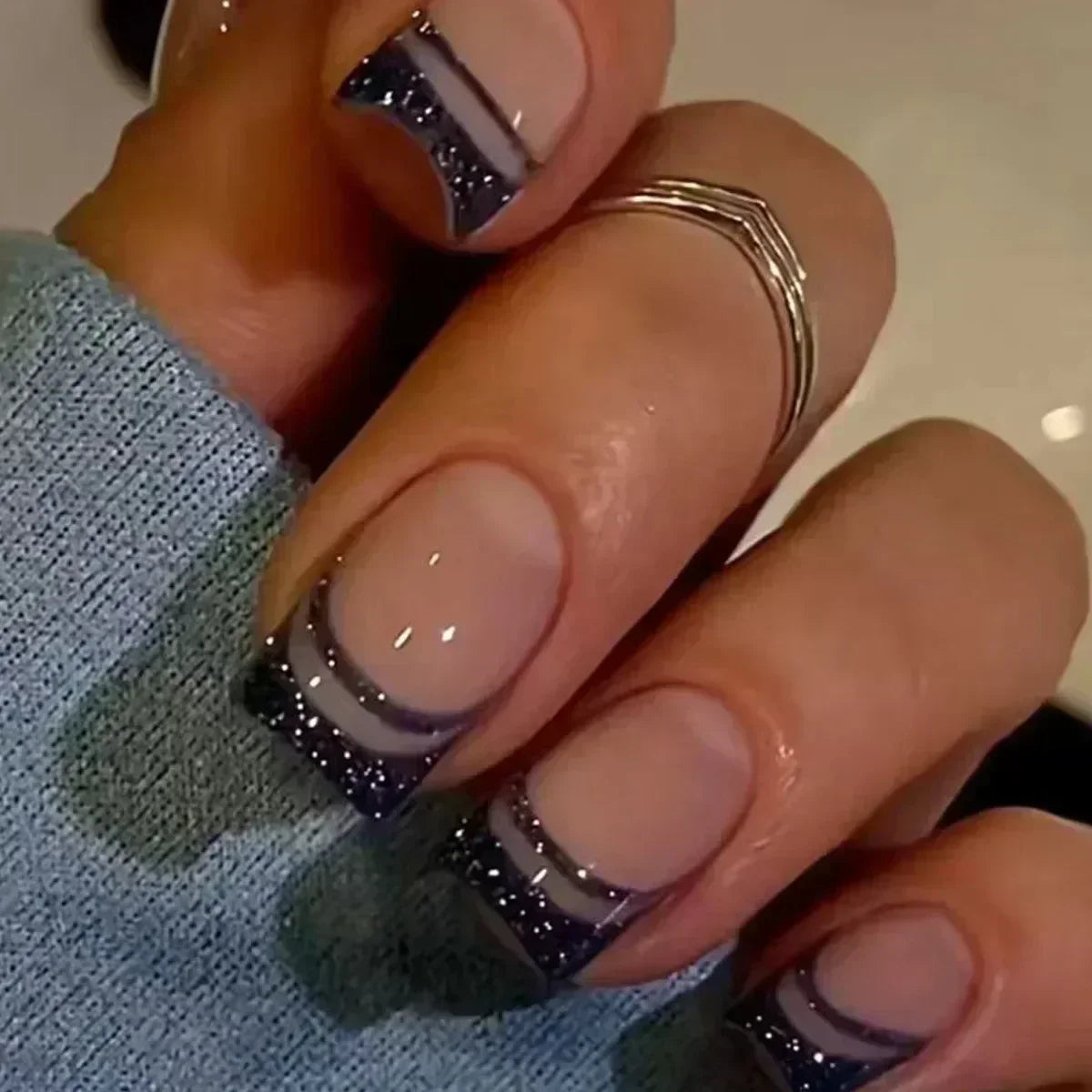 24Pcs Medium Short Square False Nails Glittering Nail Art White Wearable Fake Nail Silver French Full Cover Press on Nail Tips