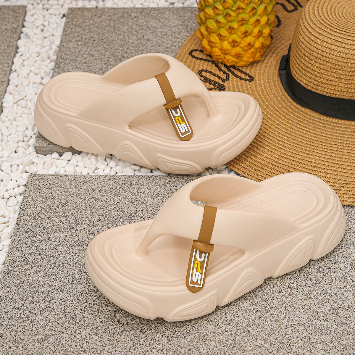 New women's flip-flops with soft and comfortable soles, suitable for wearing outside the beach, fashionable and versatile slippe