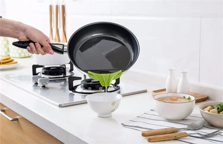 Creative Anti-spill Silicone Slip on Pour Soup Spout Funnel for Pots Pans And Bowls and Jars Kitchen Gadget Tool YY099