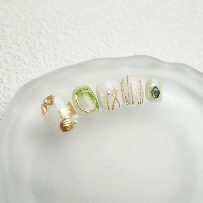 Handmade Fake Nails Press On Relief Daisy Design Short Round Head Press on Nails Reusable Artificial Manicure Gilded Finger Tips