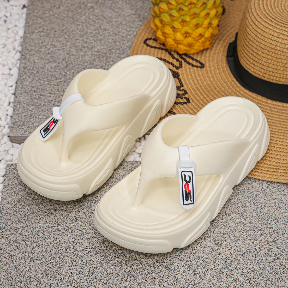 New women's flip-flops with soft and comfortable soles, suitable for wearing outside the beach, fashionable and versatile slippe