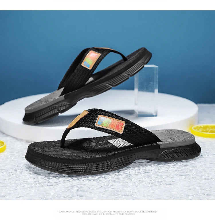 Men’s flip - flops, featuring a knitted upper with a colorful label, a two - colored sole, simple and stylish, in a casual style